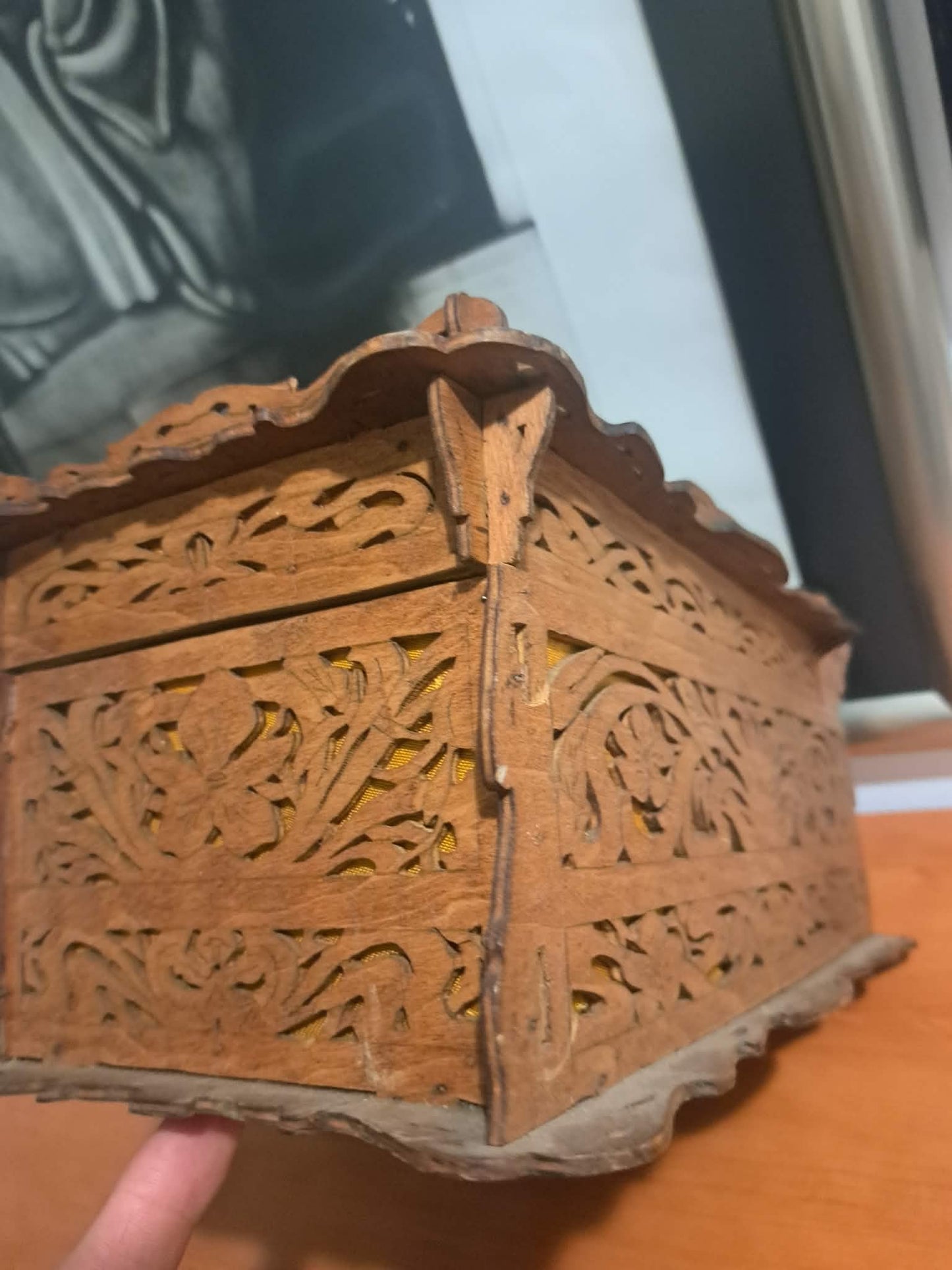 Lesena skrinja za nakit