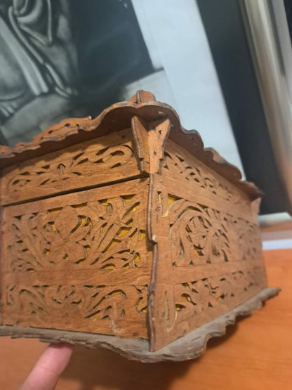 Lesena skrinja za nakit