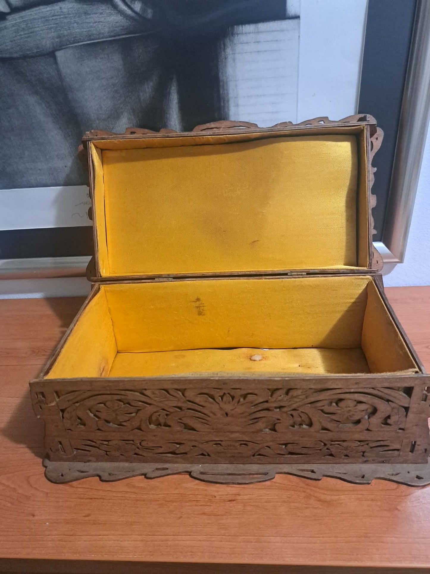 Lesena skrinja za nakit