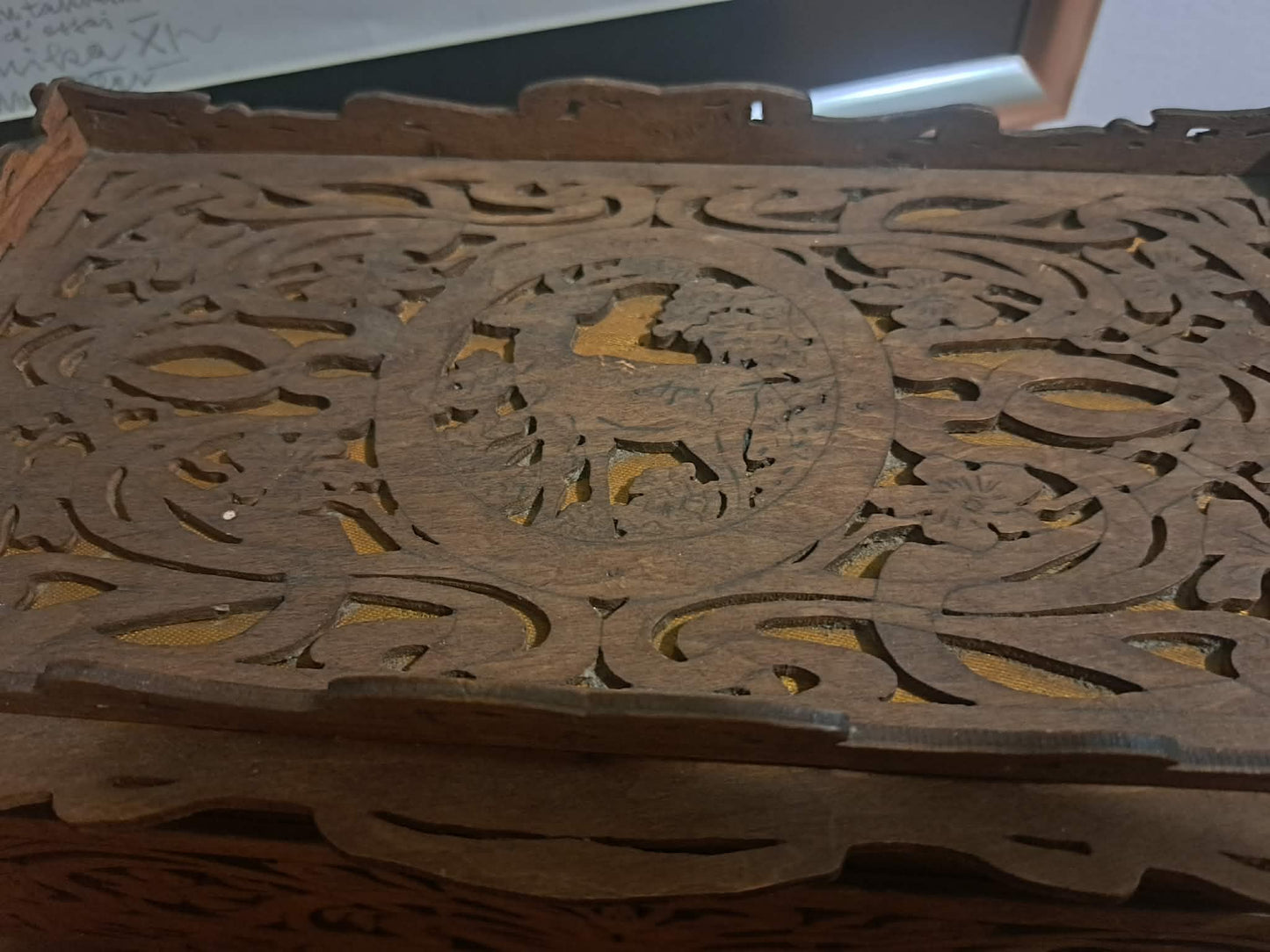 Lesena skrinja za nakit