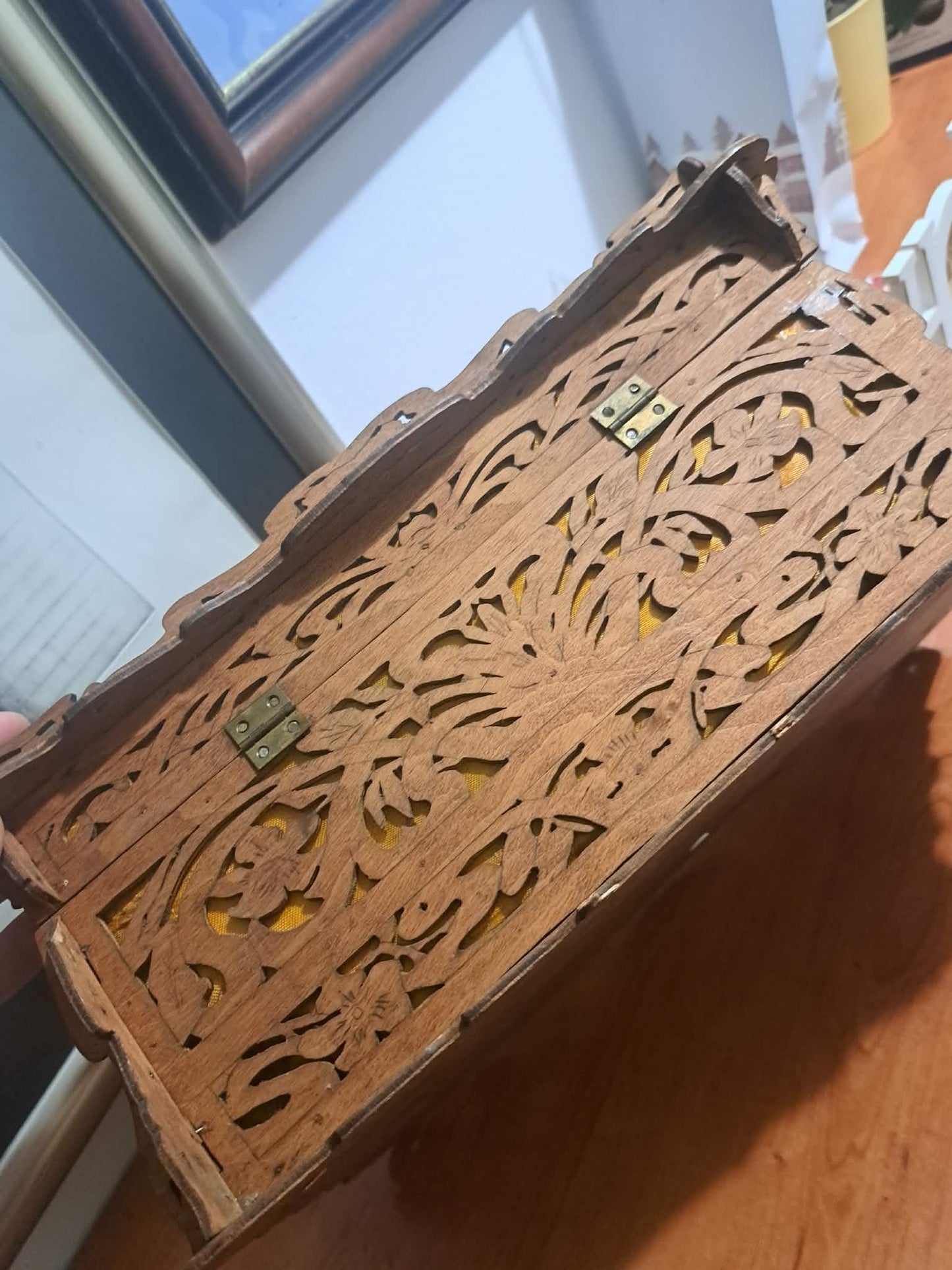 Lesena skrinja za nakit