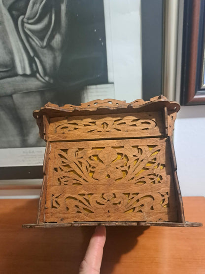 Lesena skrinja za nakit