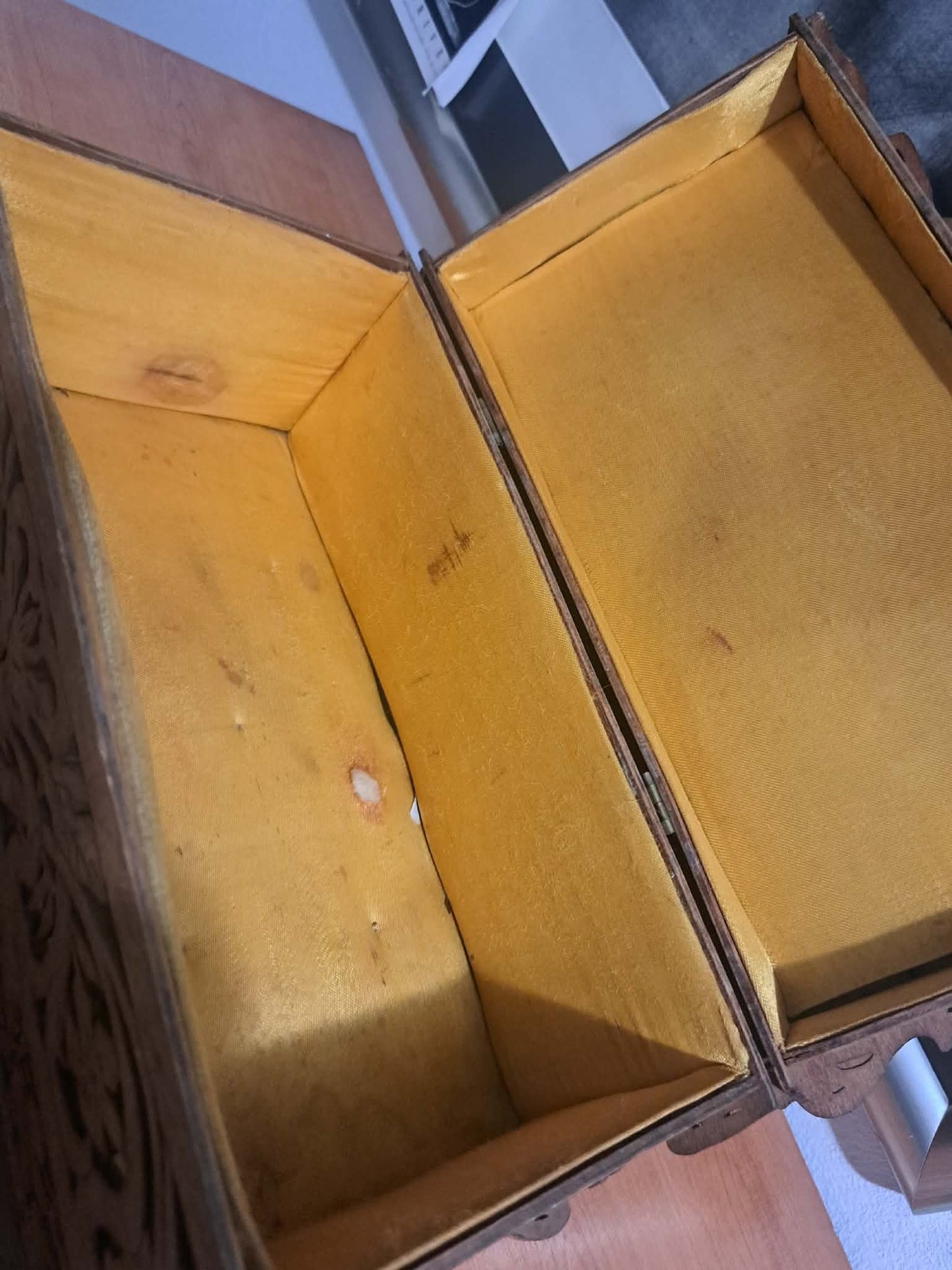 Lesena skrinja za nakit