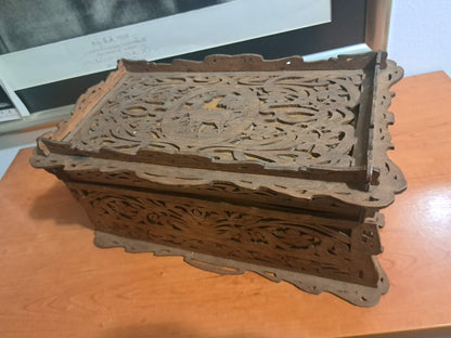 Lesena skrinja za nakit